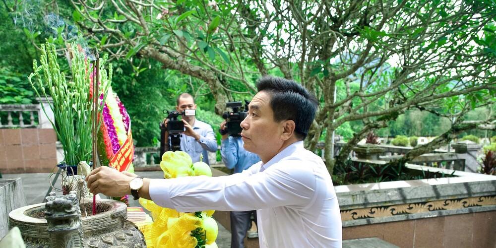 Phó Chủ tịch Quốc hội, Thượng tướng Nguyễn Doãn Anh dâng hương tại Nghĩa trang Liệt sĩ quốc tế Đồng Tâm, tỉnh Thanh Hóa