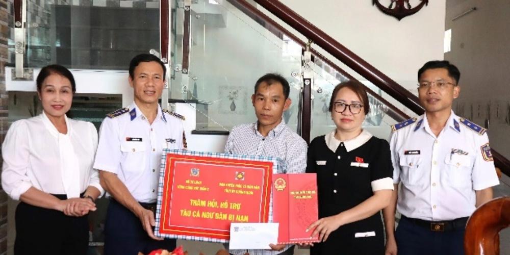 Lãnh đạo Đoàn đại biểu Quốc hội tỉnh Quảng Ngãi thăm, tặng quà, động viên ngư dân bị cháy tàu cá