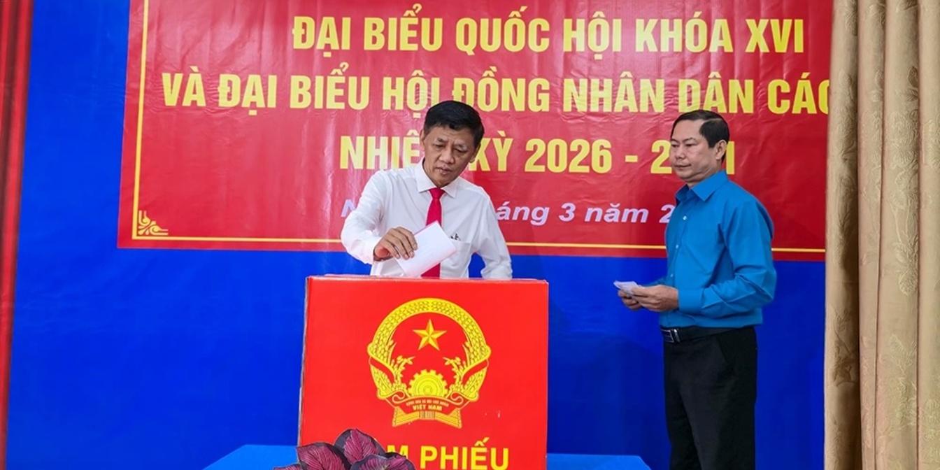 Chủ tịch Hội đồng Dân tộc của Quốc hội Lâm Văn Mẫn bỏ phiếu tại Cần Thơ