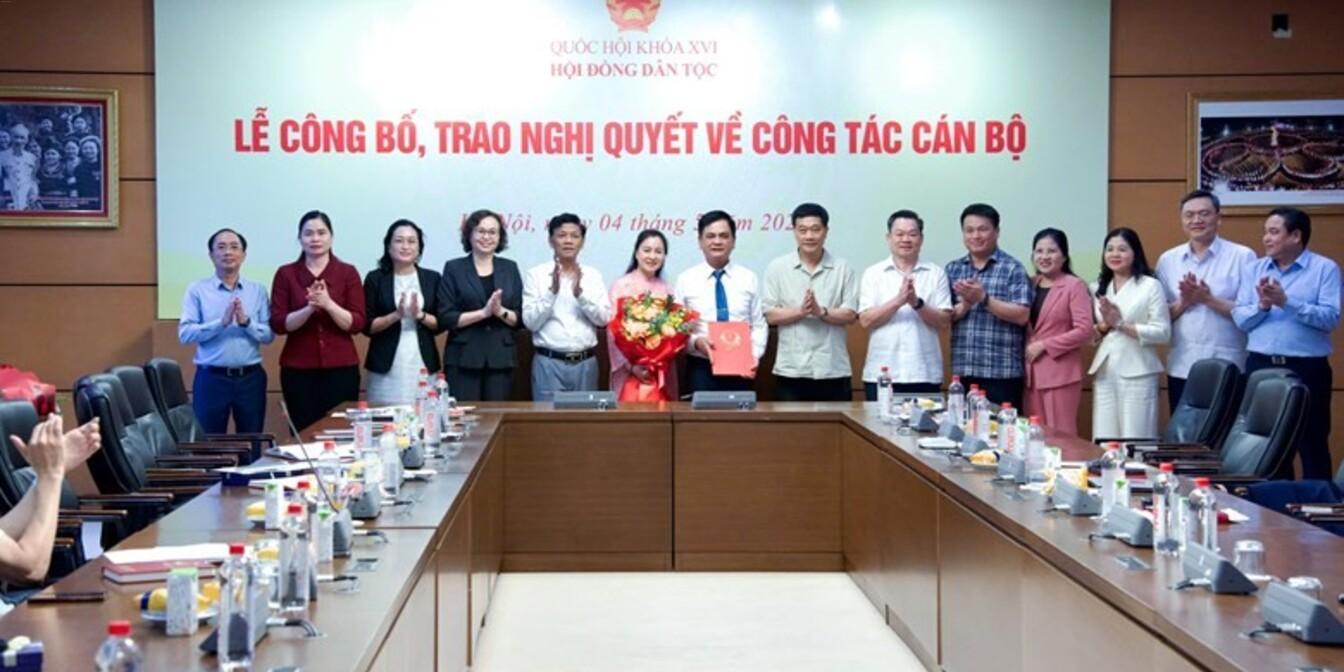 Hội đồng Dân tộc trao Quyết định nghỉ hưu với Phó Chủ tịch Hội đồng Dân tộc Nguyễn Lâm Thành