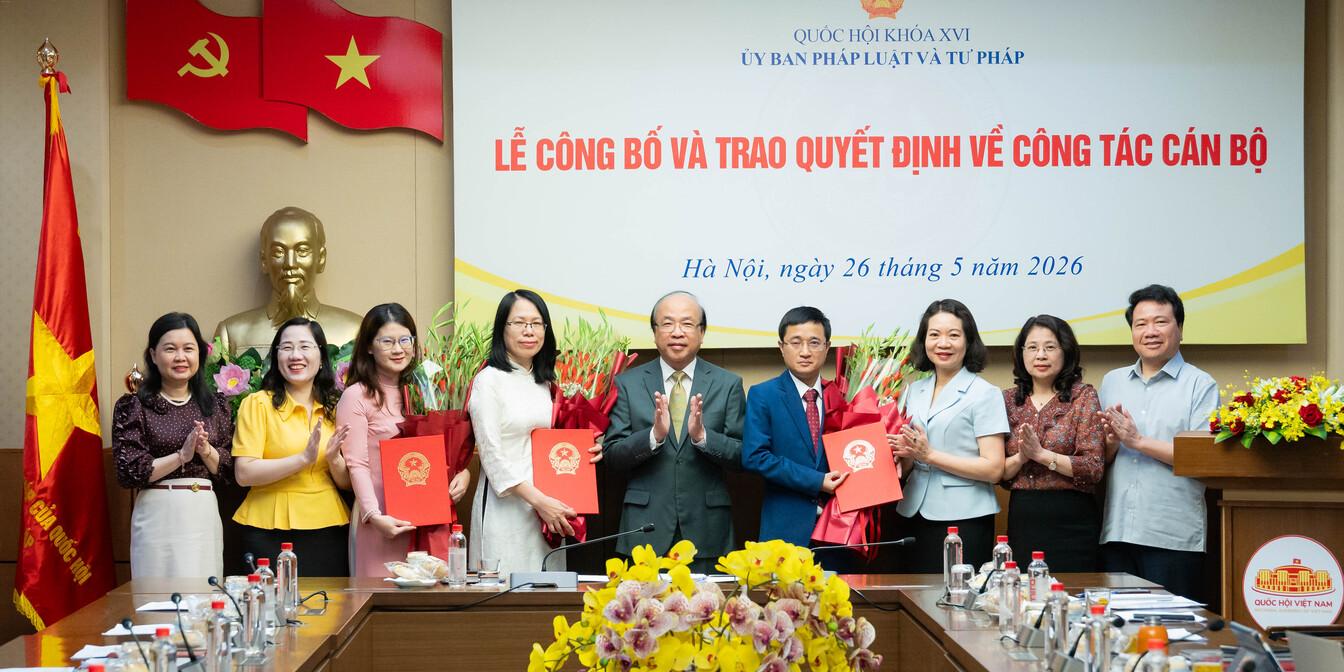 Ủy ban Pháp luật và Tư pháp công bố và trao Quyết định về công tác cán bộ