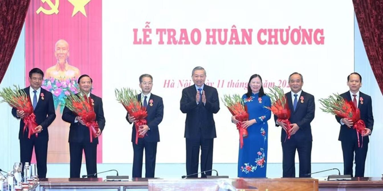 Trao tặng Huân chương Lao động cho các cá nhân có thành tích xuất sắc trong công tác cải cách tư pháp