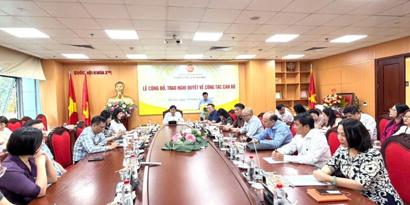 Trao Nghị quyết nghỉ hưu đối với Phó Chủ nhiệm Ủy ban Công tác đại biểu Nguyễn Tuấn Anh