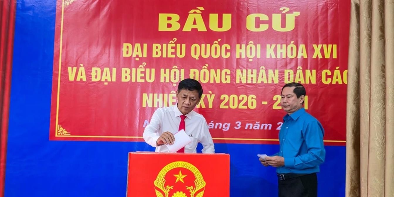Chủ tịch Hội đồng Dân tộc của Quốc hội Lâm Văn Mẫn bỏ phiếu tại Cần Thơ