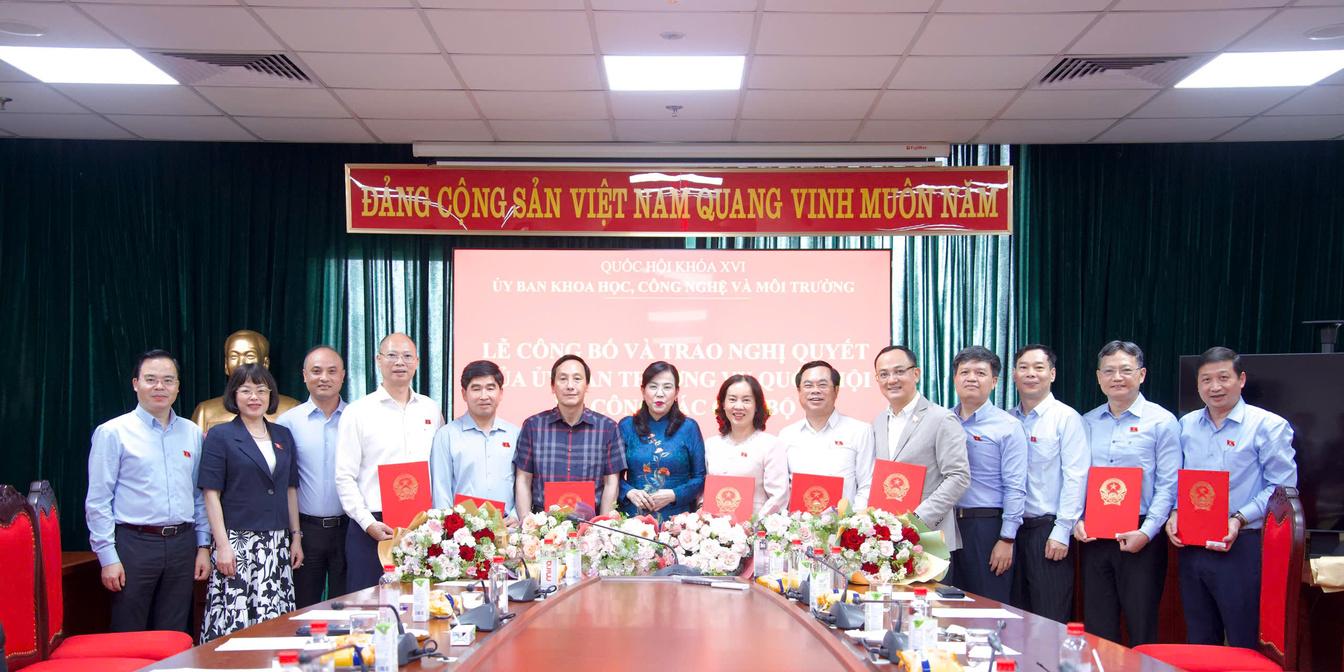 Ủy ban Khoa học, Công nghệ và Môi trường công bố và trao Nghị quyết của Ủy ban Thường vụ Quốc hội về công tác cán bộ