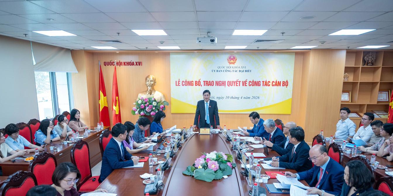 Ủy ban Công tác đại biểu của Quốc hội tổ chức Lễ công bố, trao Nghị quyết của Ủy ban Thường vụ Quốc hội về công tác cán bộ