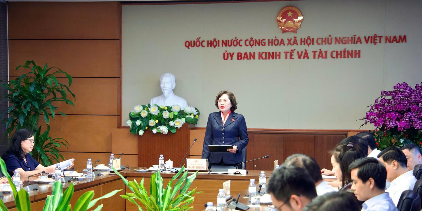 Phó Chủ tịch Quốc hội Nguyễn Thị Hồng làm việc với Thường trực Ủy ban Kinh tế và Tài chính