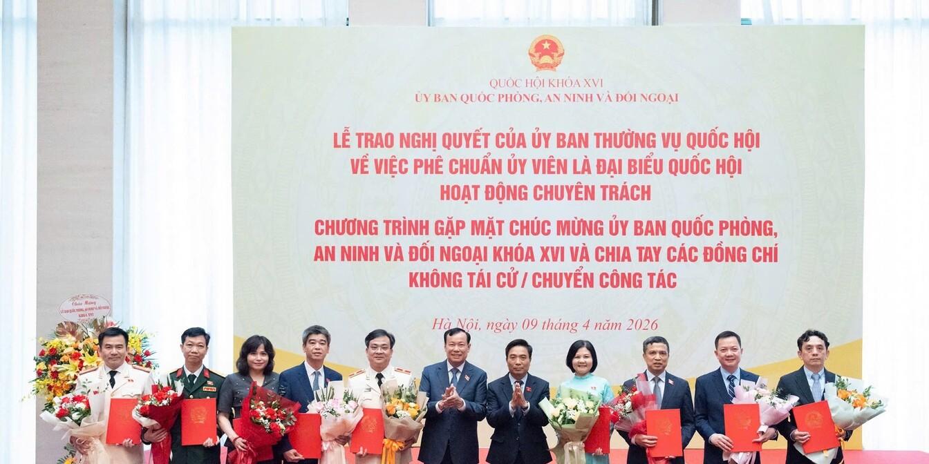 Lễ trao Nghị quyết cho các Ủy viên là đại biểu Quốc hội hoạt động chuyên trách tại Ủy ban Quốc phòng, An ninh và Đối ngoại của Quốc hội khóa XVI