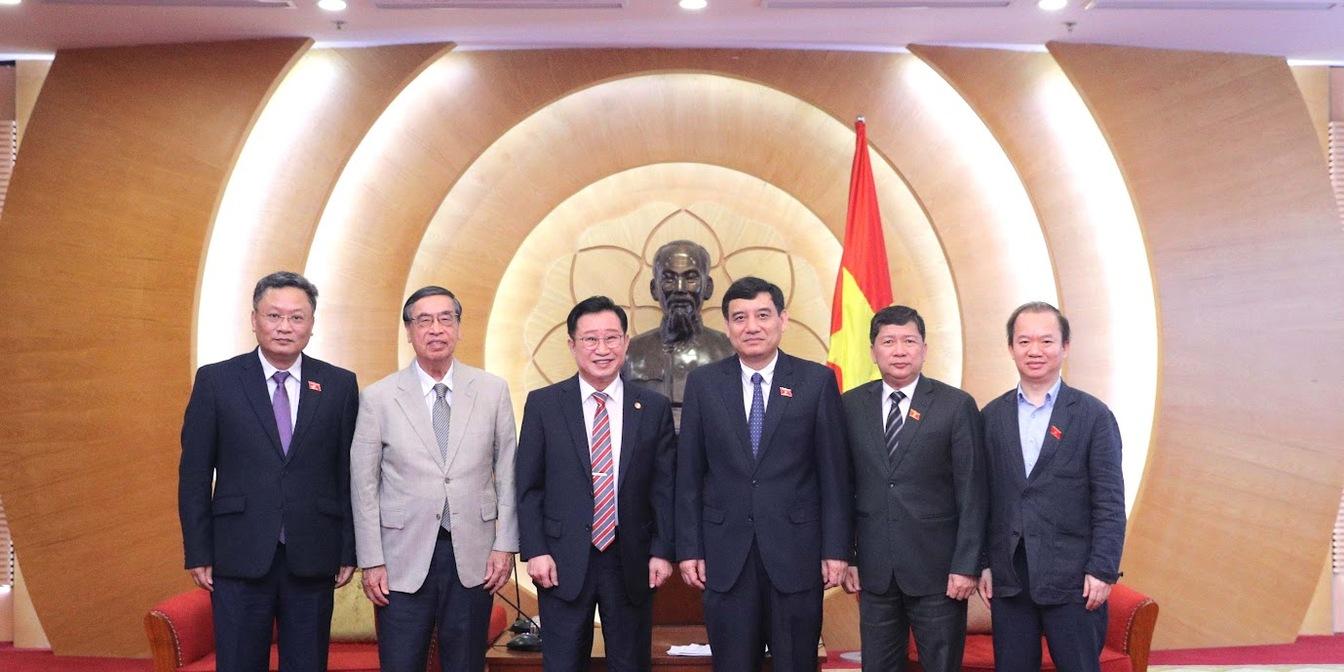 Chủ nhiệm Ủy ban Văn hoá và Xã hội của Quốc hội Nguyễn Đắc Vinh tiếp và làm việc với Đại sứ Du lịch Việt Nam tại Hàn Quốc Lý Xương Căn