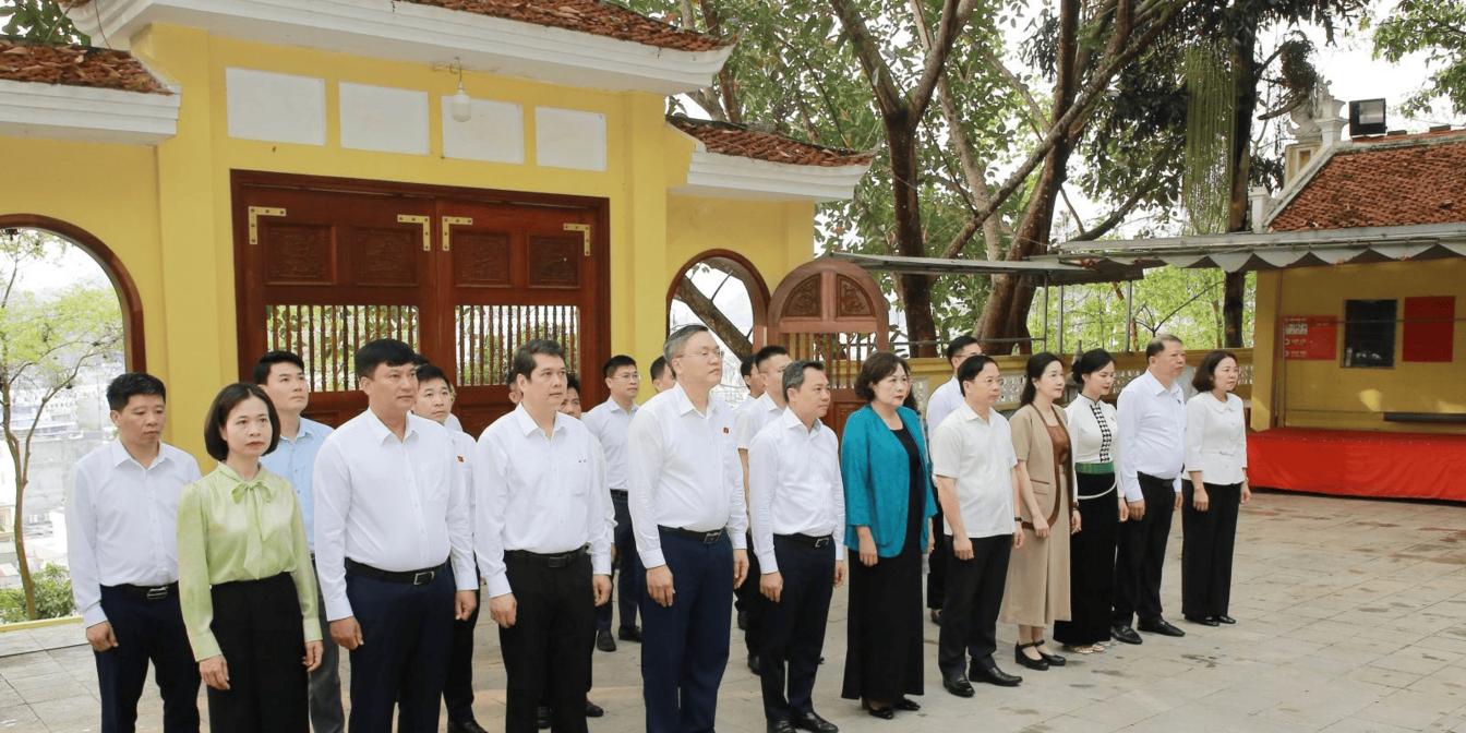 Phó Chủ tịch Quốc hội Nguyễn Thị Hồng dâng hương tại Đền thờ Vua Lê Thái Tông