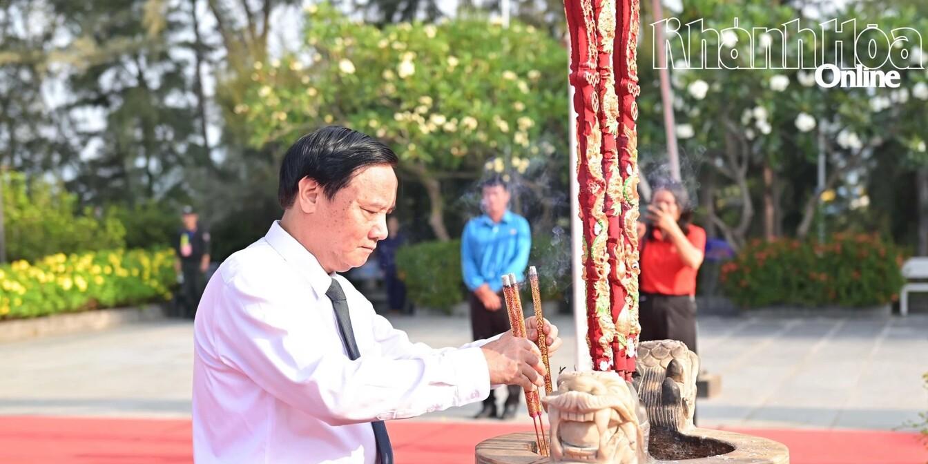 Phó Chủ tịch Quốc hội Nguyễn Khắc Định dâng hương tại Khu tưởng niệm chiến sĩ Gạc Ma