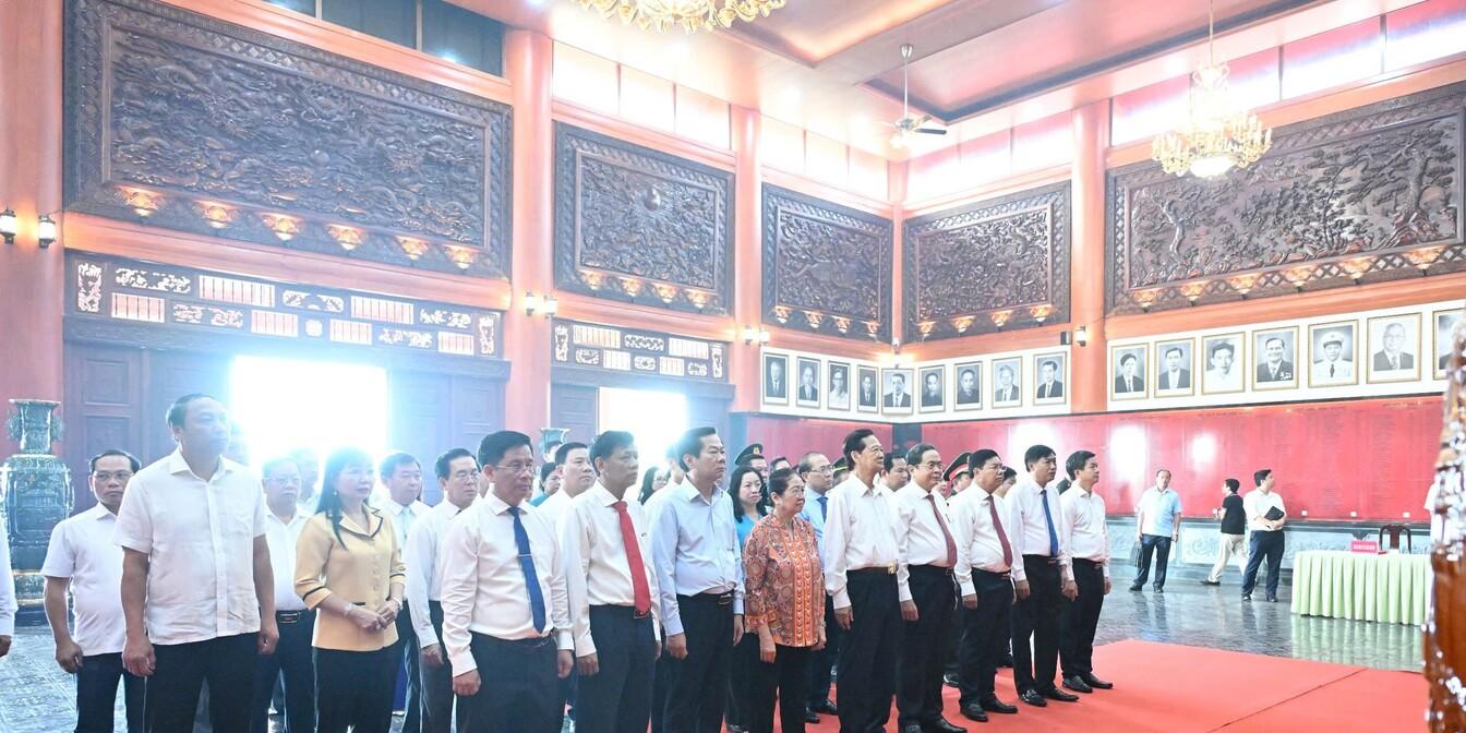 Chủ tịch Quốc hội dâng hương tưởng niệm các Anh hùng liệt sĩ, tri ân người có công tại An Giang