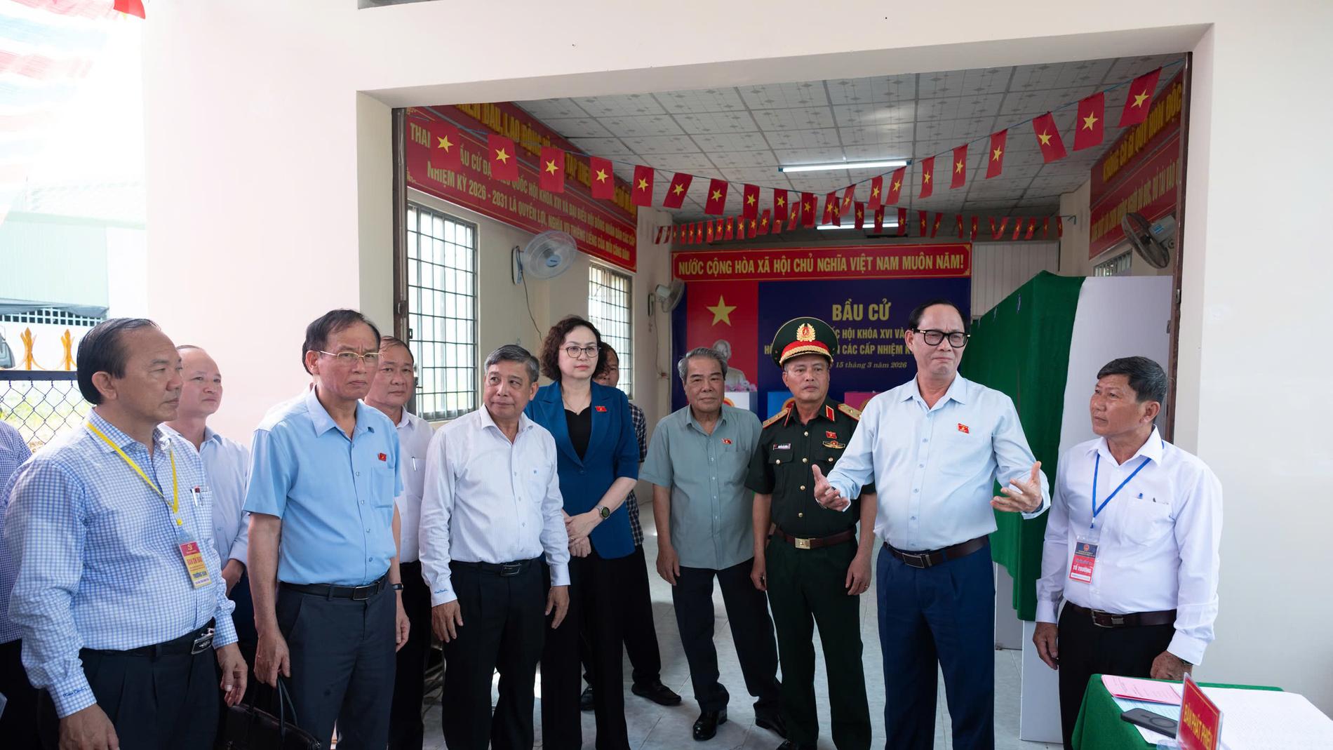Phó Chủ tịch Quốc hội, Thượng tướng Trần Quang Phương giám sát, kiểm tra công tác bầu cử tại xã Nhơn Ái, thành phố Cần Thơ