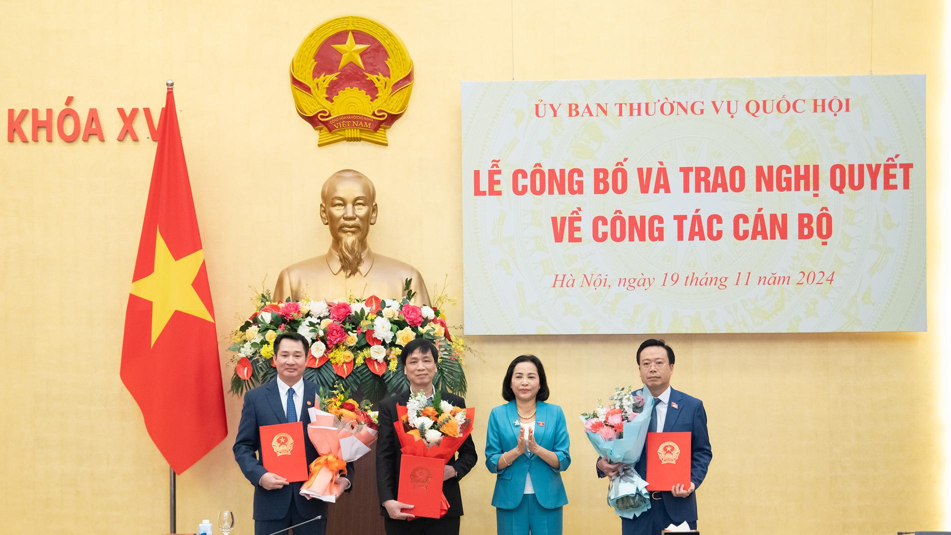 Phó Chủ tịch Quốc hội Nguyễn Thị Thanh trao Nghị quyết bổ nhiệm Trợ lý Ủy viên Bộ Chính trị, Chủ tịch Quốc hội