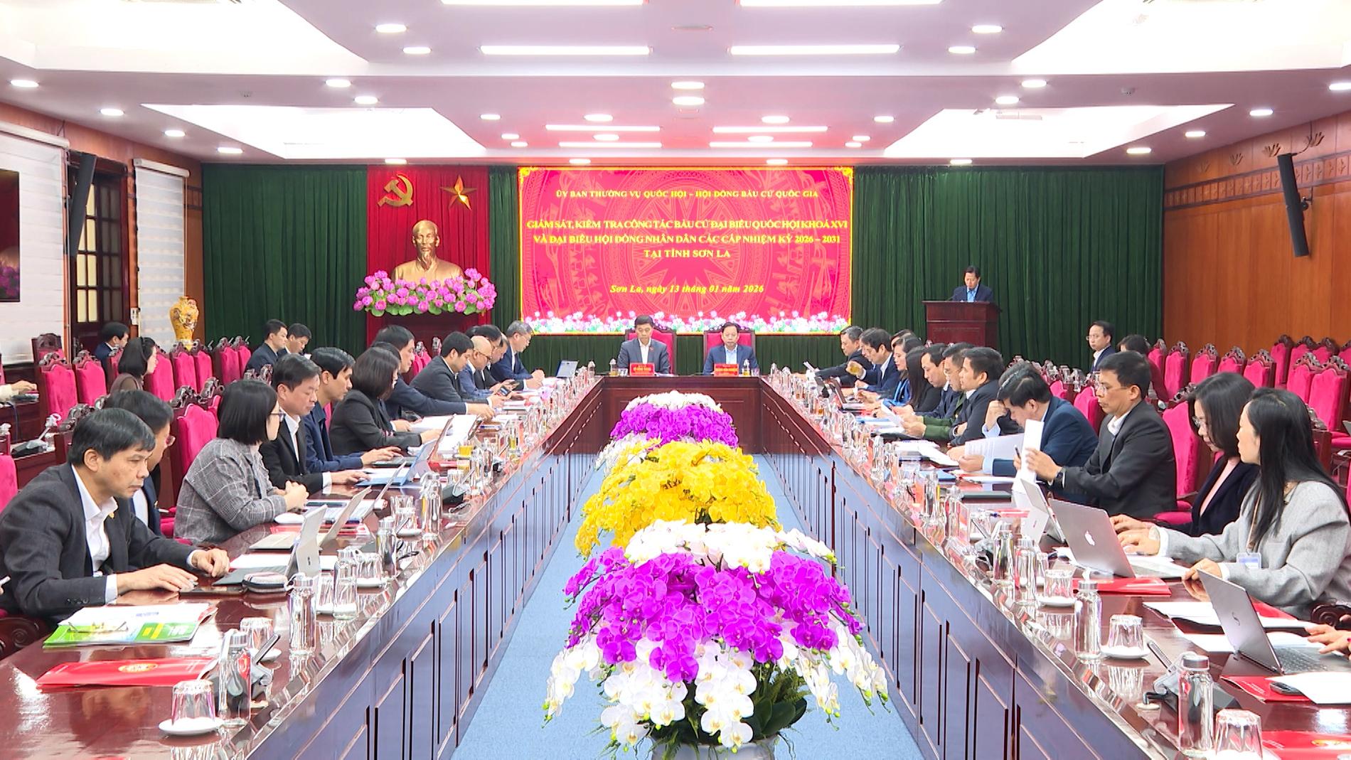 Phó Chủ tịch Quốc hội Vũ Hồng Thanh giám sát công tác bầu cử tại Yên Châu, Sơn La