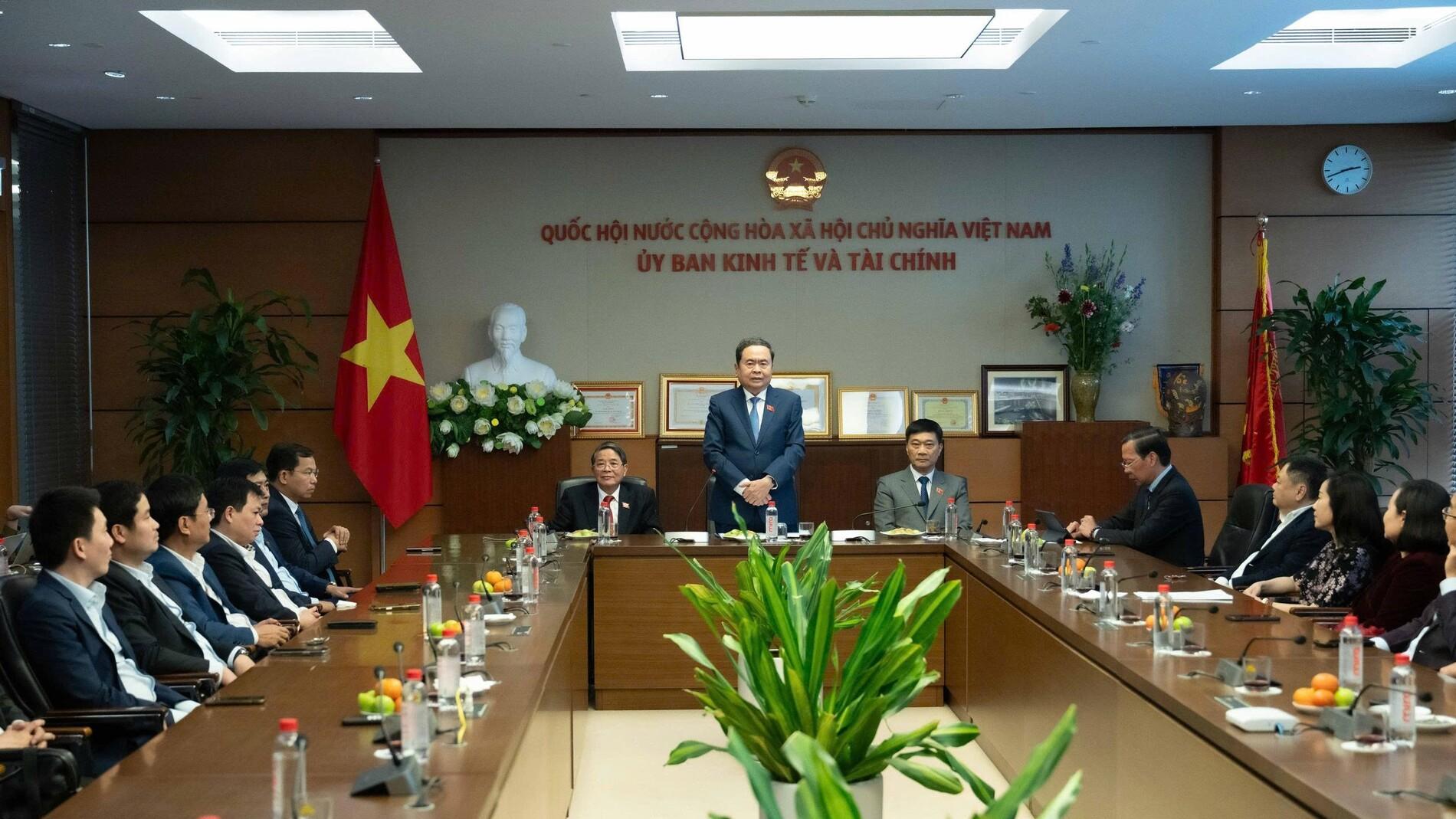 Chủ tịch Quốc hội thăm, làm việc với Ủy ban Kinh tế và Tài chính
