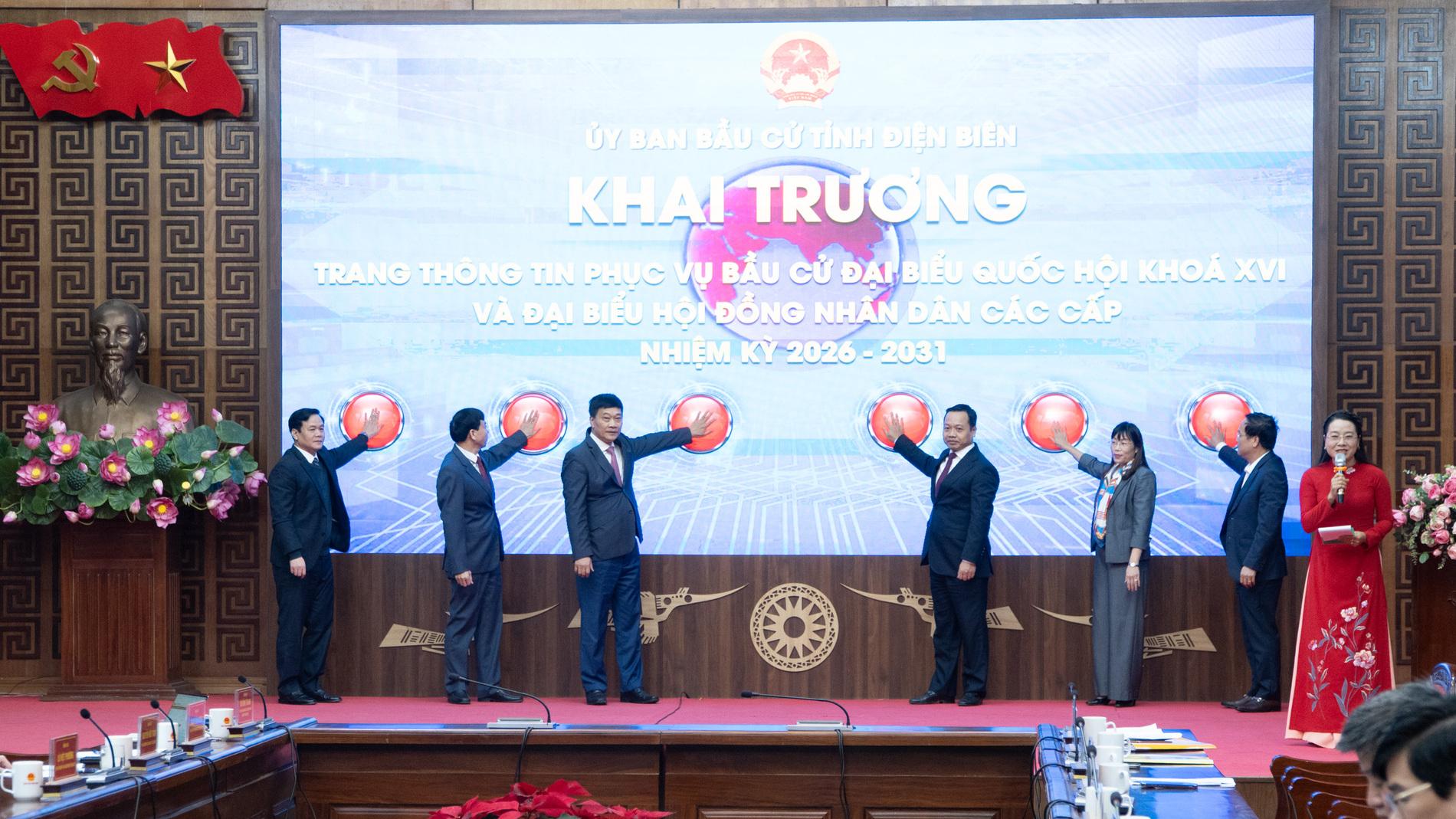 Phó Chủ tịch Quốc hội Vũ Hồng Thanh dự khai trương Trang thông tin điện tử bầu cử tại Điện Biên