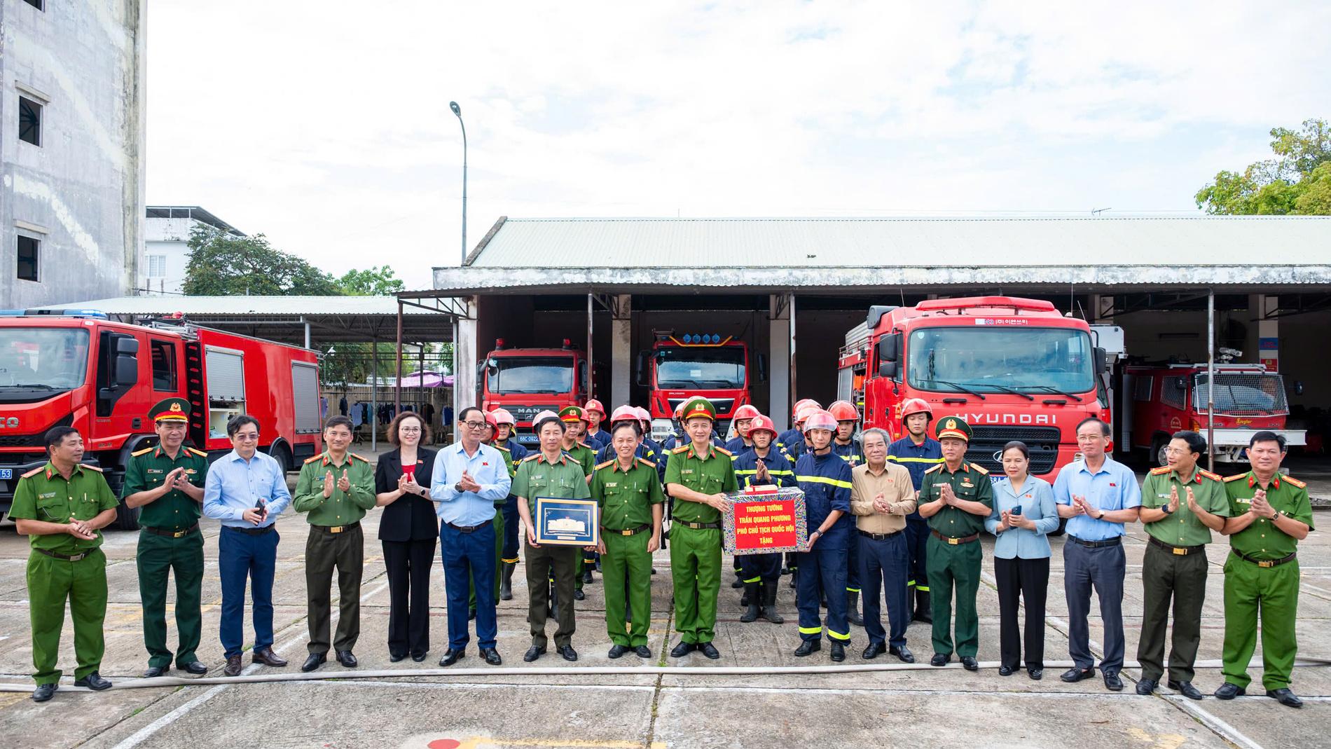 Phó Chủ tịch Quốc hội, Thượng tướng Trần Quang Phương kiểm tra tại Phòng Cảnh sát PCCC&CNCH, Công an tỉnh An Giang