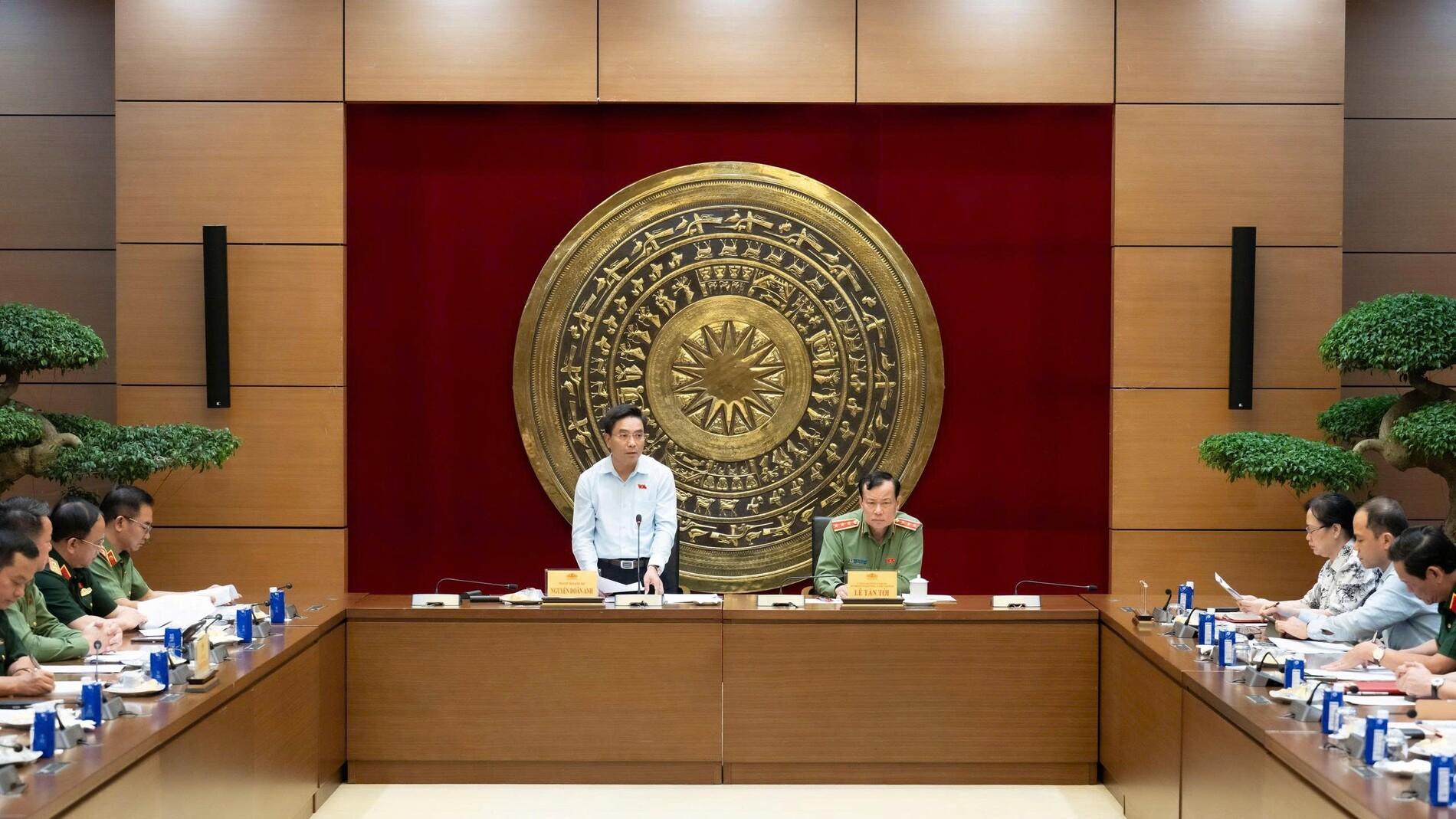 Ảnh: Phó Chủ tịch Quốc hội, Thượng tướng Nguyễn Doãn Anh làm việc với Thường trực Ủy ban Quốc phòng, An ninh và Đối ngoại của Quốc hội chiều 16/4