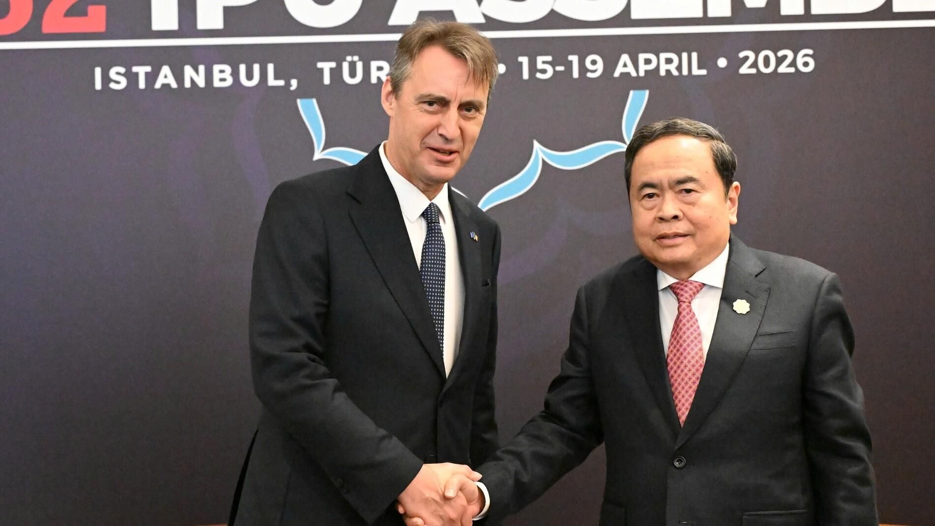 Chủ tịch Quốc hội Trần Thanh Mẫn gặp Chủ tịch Thượng viện Bỉ Vincent Blondel nhân dịp IPU 152