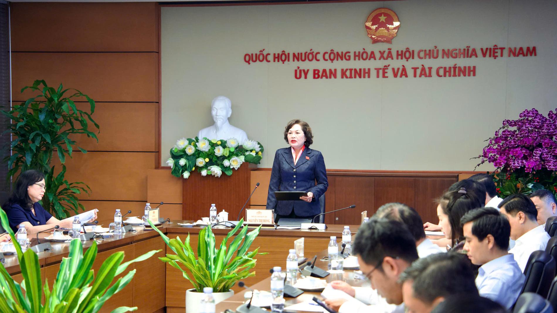 Phó Chủ tịch Quốc hội Nguyễn Thị Hồng làm việc với Thường trực Ủy ban Kinh tế và Tài chính