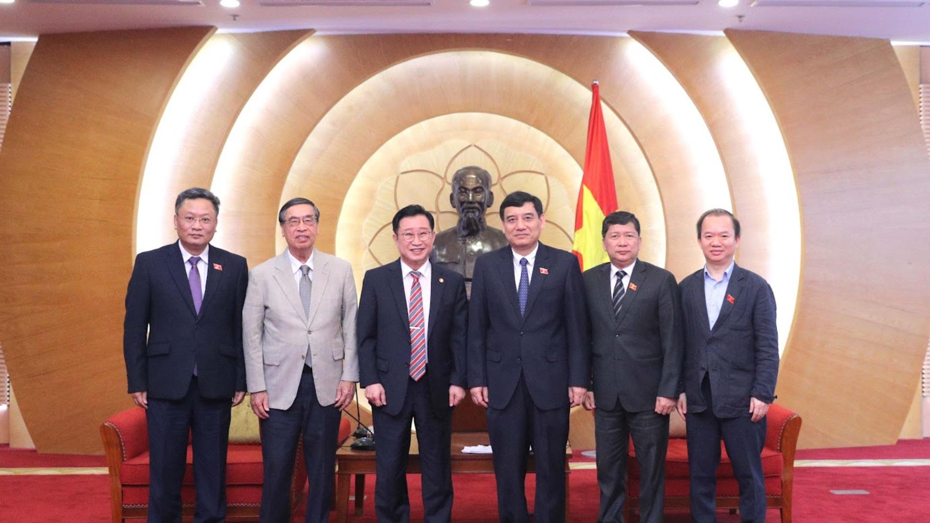 Chủ nhiệm Ủy ban Văn hoá và Xã hội của Quốc hội Nguyễn Đắc Vinh tiếp và làm việc với Đại sứ Du lịch Việt Nam tại Hàn Quốc Lý Xương Căn