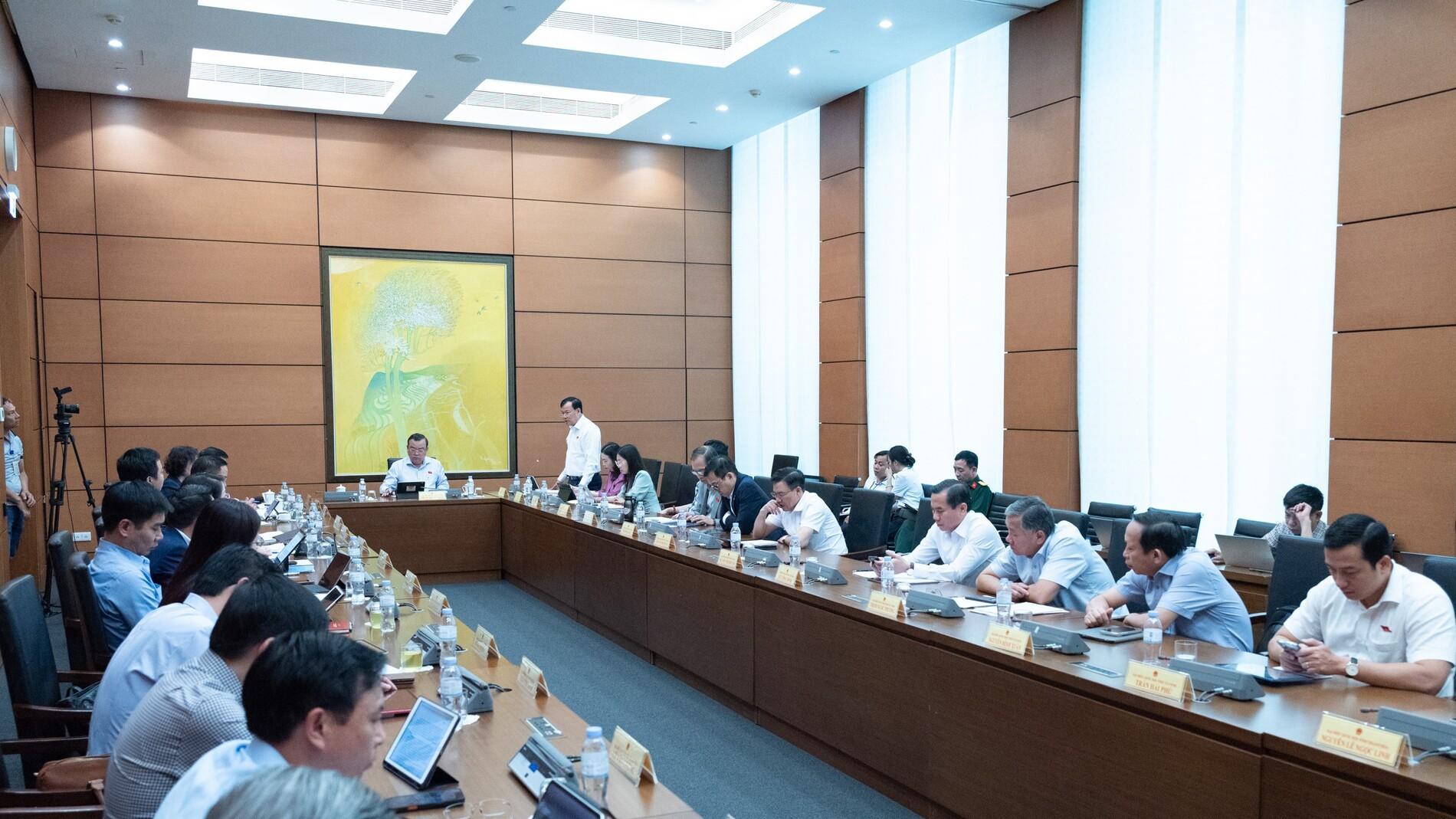 Ảnh: Chủ nhiêm Ủy ban Quốc phòng, An ninh và Đối ngoại, Thượng tướng Lê Tấn Tới tham dự thảo luận ở Tổ 3 sáng ngày 10/4