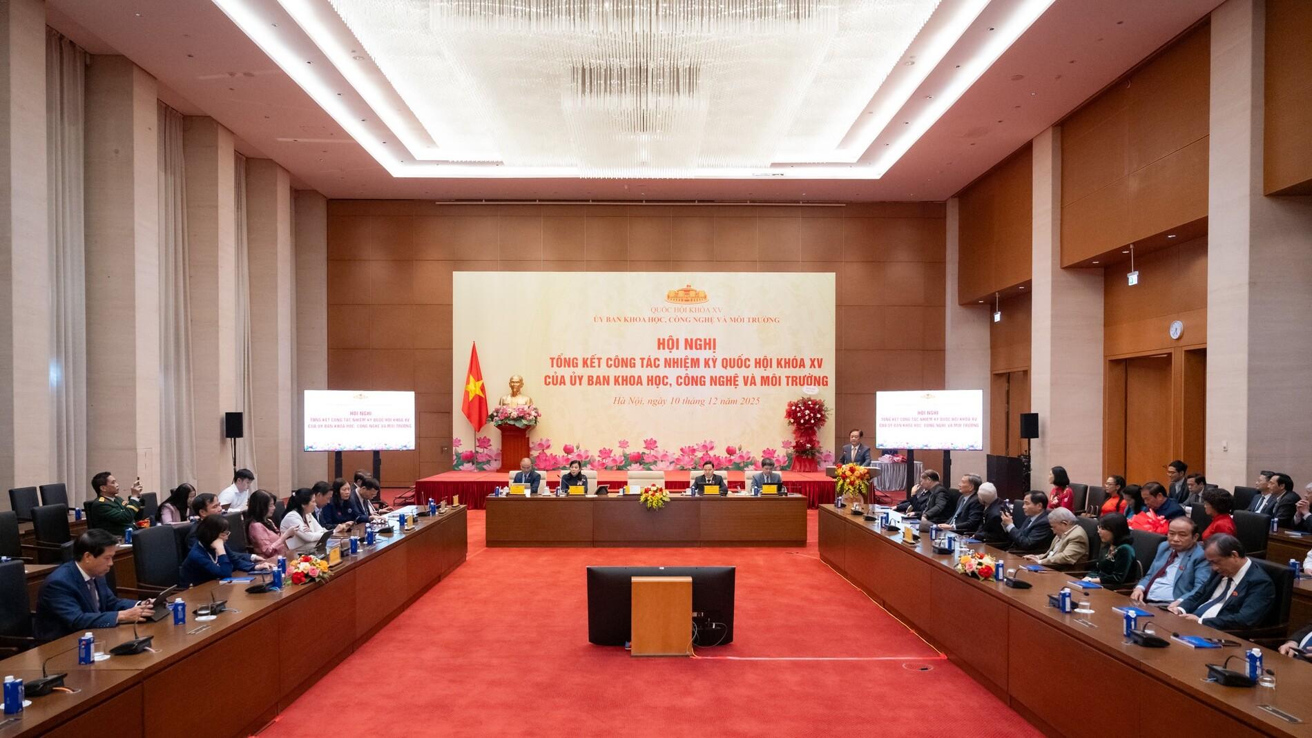 Ủy ban Khoa học, Công nghệ và Môi trường tiếp tục gieo những hạt giống của tri thức và sự liêm chính vào từng dự án luật
