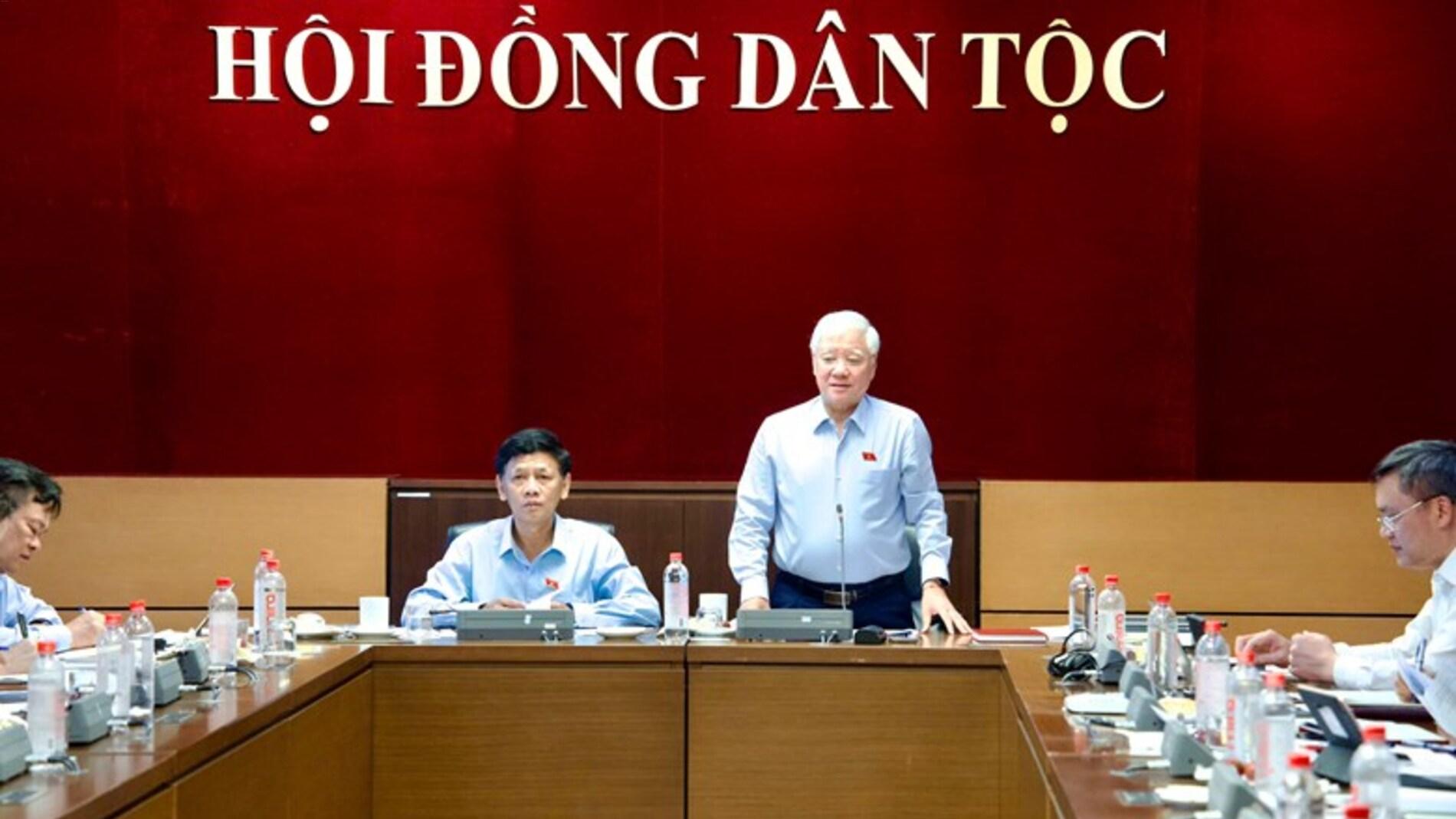 Phó Chủ tịch Thường trực Quốc hội Đỗ Văn Chiến dự Phiên họp thường kỳ của Thường trực Hội đồng Dân tộc