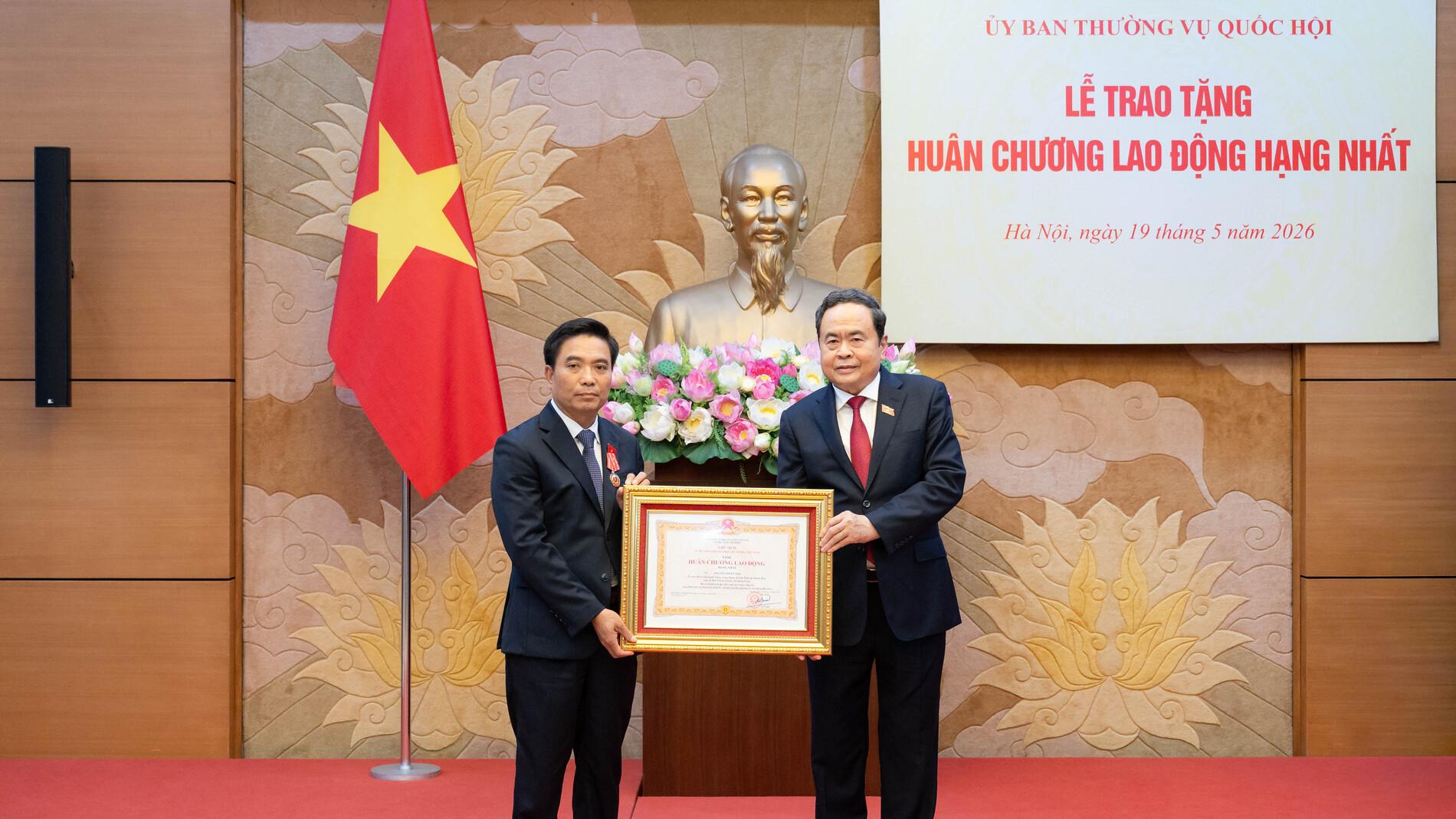 Chủ tịch Quốc hội dự Lễ trao tặng Huân chương Lao động Hạng Nhất