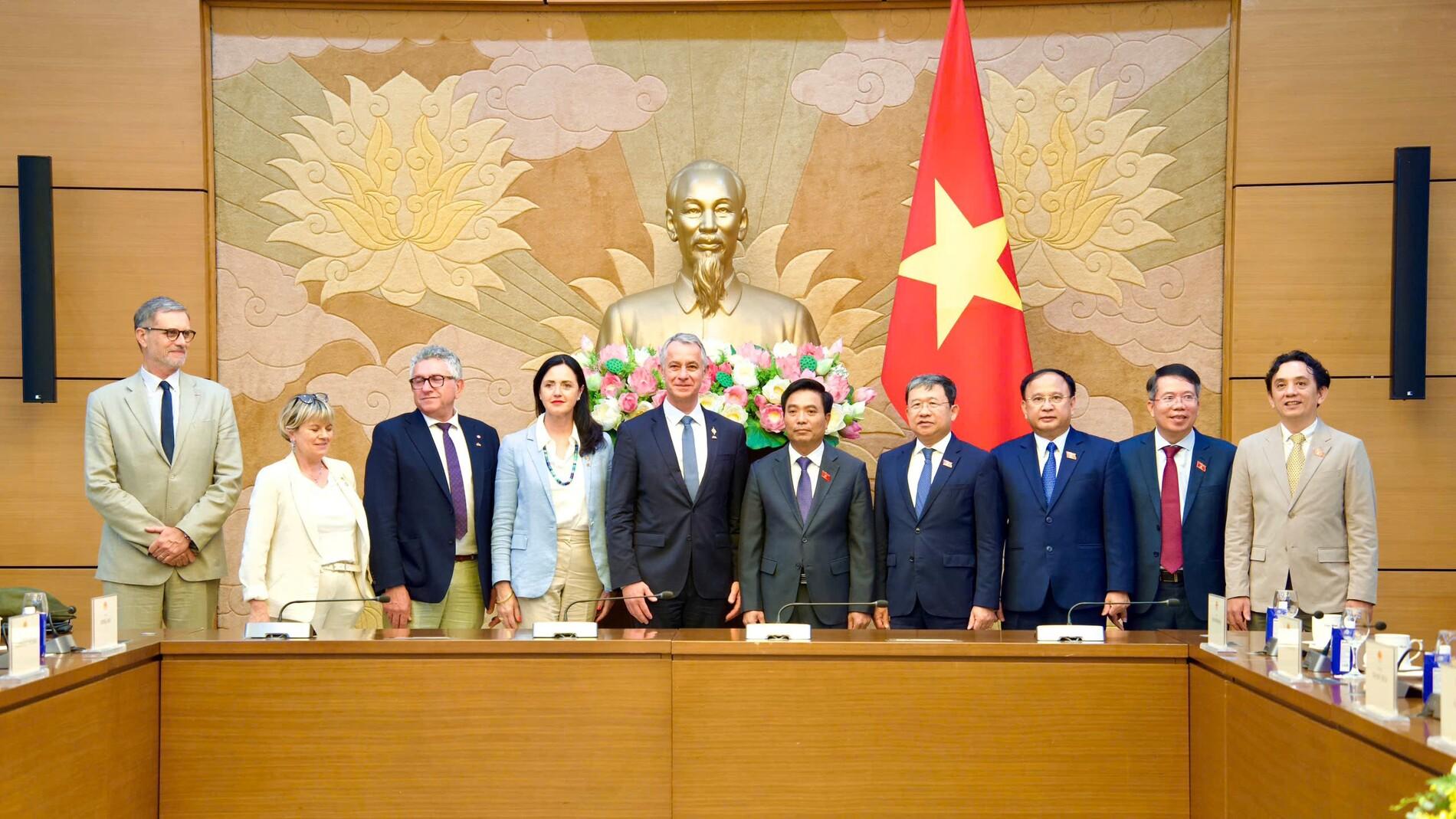 Video: Phó Chủ tịch Quốc hội, Thượng tướng Nguyễn Doãn Anh tiếp Đoàn Ủy ban Quốc phòng và Các lực lượng vũ trang, Hạ viện Pháp