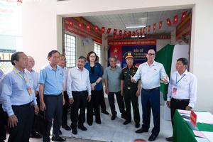 Phó Chủ tịch Quốc hội, Thượng tướng Trần Quang Phương giám sát, kiểm tra công tác bầu cử tại xã Nhơn Ái, thành phố Cần Thơ