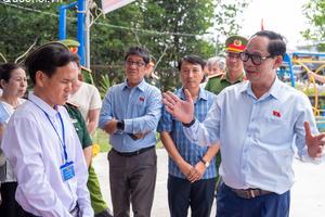 Phó Chủ tịch Quốc hội, Thượng tướng Trần Quang Phương kiểm tra, giám sát công tác bầu cử tại xã Đất Mũi, Cà Mau