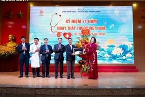 [Ảnh] Phó Chủ tịch Quốc hội Nguyễn Thị Thanh chúc mừng Ngày Thầy thuốc Việt Nam tại Viện Huyết học - Truyền máu Trung ương