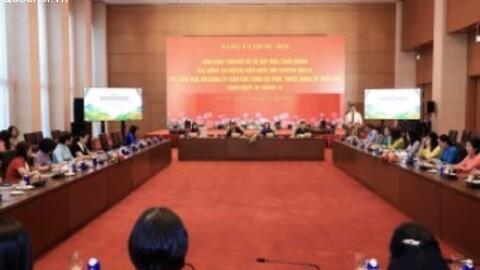 Đảng ủy Quốc hội tổ chức sinh hoạt chuyên đề và chúc mừng các nữ đại biểu Quốc hội chuyên trách