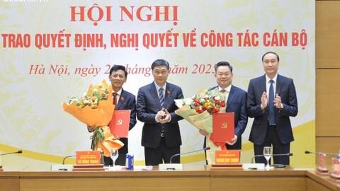 Phó Chủ tịch Quốc hội Vũ Hồng Thanh trao Quyết định, Nghị quyết của Ban Thường vụ Đảng ủy Quốc hội, UBTVQH về công tác cán bộ