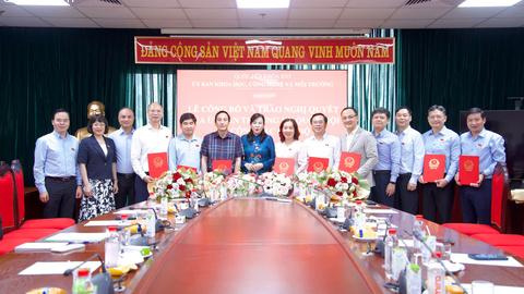 Ủy ban Khoa học, Công nghệ và Môi trường công bố và trao Nghị quyết của Ủy ban Thường vụ Quốc hội về công tác cán bộ