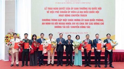 Lễ trao Nghị quyết cho các Ủy viên là đại biểu Quốc hội hoạt động chuyên trách tại Ủy ban Quốc phòng, An ninh và Đối ngoại của Quốc hội khóa XVI
