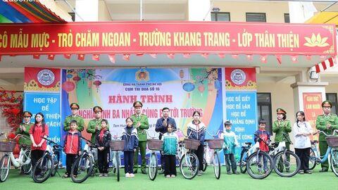 Xã Tam Hưng lan tỏa tinh thần phong trào Ba nhất qua hoạt động tặng xe đạp cho học sinh vượt khó