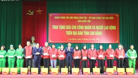 Chủ tịch Hội đồng Dân tộc của Quốc hội Lâm Văn Mẫn tặng quà Tết cho công nhân, người lao động trên địa bàn tỉnh Cao Bằng
