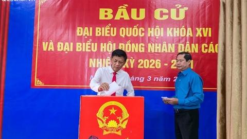 Chủ tịch Hội đồng Dân tộc của Quốc hội Lâm Văn Mẫn bỏ phiếu tại Cần Thơ