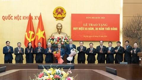 Bí thư Đảng ủy Quốc hội, Chủ tịch Quốc hội Trần Thanh Mẫn chủ trì Lễ trao Huy hiệu 45 năm, 30 năm tuổi Đảng