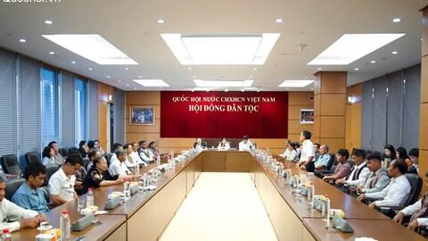 Phó Chủ tịch Hội đồng Dân tộc Đinh Thị Phương Lan tiếp Đoàn đại biểu người có uy tín tỉnh Quảng Ngãi
