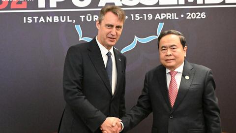 Chủ tịch Quốc hội Trần Thanh Mẫn gặp Chủ tịch Thượng viện Bỉ Vincent Blondel nhân dịp IPU-152