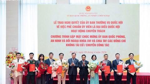 Lễ trao Nghị quyết cho các Ủy viên là đại biểu Quốc hội hoạt động chuyên trách tại Ủy ban Quốc phòng, An ninh và Đối ngoại của Quốc hội khóa XVI