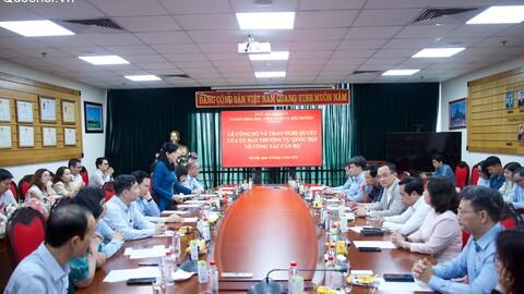 Ủy ban Khoa học, Công nghệ và Môi trường công bố và trao Nghị quyết của Ủy ban Thường vụ Quốc hội về công tác cán bộ