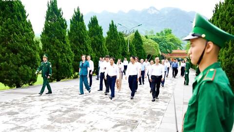 Ảnh: Phó Chủ tịch Quốc hội, Thượng tướng Nguyễn Doãn Anh dâng hương tại Nghĩa trang Liệt sĩ quốc tế Đồng Tâm, tỉnh Thanh Hóa sáng 29/4