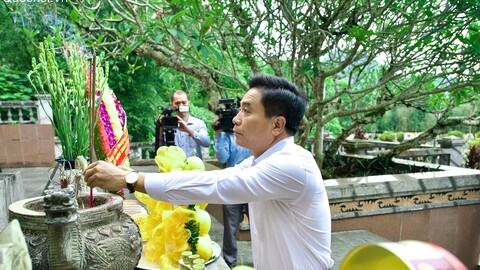 Phó Chủ tịch Quốc hội, Thượng tướng Nguyễn Doãn Anh dâng hương tại Nghĩa trang Liệt sĩ quốc tế Đồng Tâm, tỉnh Thanh Hóa