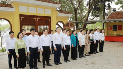 Phó Chủ tịch Quốc hội Nguyễn Thị Hồng dâng hương tại Đền thờ Vua Lê Thái Tông