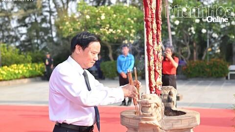 Phó Chủ tịch Quốc hội Nguyễn Khắc Định dâng hương tại Khu tưởng niệm chiến sĩ Gạc Ma